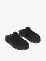 Mule Dr. Martens Zebzag de gamuza negra, con suela híbrida de EVA y PVC, correa ajustable con hebilla plateada y las icónicas costuras amarillas de la marca.