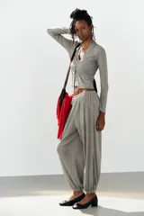 Pantalón bombacho de tiro medio en color gris melange, con cintura y puños elásticos.
