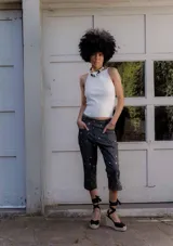 Pantalón capri negro con estampado de flores blancas.