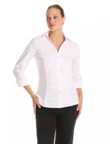 Camisa blanca entallada con cuello solapa y escote en V. Presenta un diseño frontal con tablitas horizontales, cierre central con botones y mangas tres cuartos con puños anchos rebatibles.