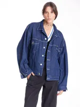 Campera trucker oversized de denim azul con pespuntes en contraste.