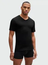 Pack de tres remeras negras de algodón con cuello en V.
