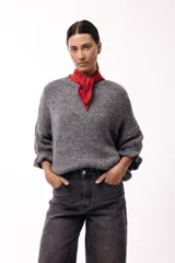 Sweater de tejido de punto con silueta relajada, cuello redondo y mangas tres cuartos con volumen abuchado.