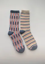 Pack de dos pares de medias de media caña con diseños geométricos y a rayas en tonos beige, azul y salmón.