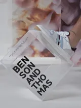 Championes Hoff modelo Brodway, color gris claro con detalles en celeste, blanco y bordó. Confeccionados en cuero y textil, con suela de goma color caramelo.