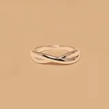 Anillo de plata 925 con diseño entrelazado.