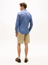 Camisa de manga larga azul con micro estampado texturizado, cuello clásico con tecnología Flex Collar y cierre frontal con botones.