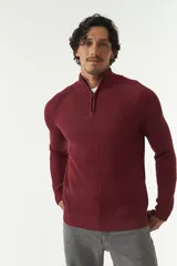 Sweater gris de punto con cuello alto y medio cierre con cremallera.