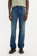 Pantalón de jean azul de corte recto, tiro medio y cierre con botones.