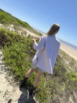 Camisa oversize a rayas verticales azules y blancas, con bolsillo en el pecho con detalle bordado.