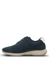 Championes Hush Puppies modelo Goss Navy de cuero azul marino con cordones al tono, suela beige de EVA con tecnología Zero G y detalle metalizado en el talón.