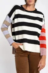 Sweater color crema con rayas horizontales en tonos rosa, marrón y verde.