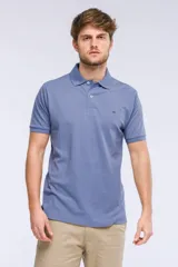 Remera polo de piqué de manga corta, color celeste, con cuello camisero, cartera con botones y pequeño logo bordado en el pecho.