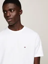 Remera de cuello redondo y manga corta de la marca Tommy Hilfiger. Presenta un diseño minimalista en color blanco con el logo de la marca bordado en el pecho.
