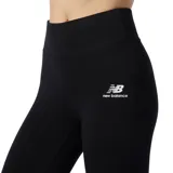 Calza larga deportiva New Balance negra con logo estampado en blanco en la pierna izquierda.