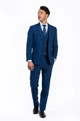 Traje de dos piezas compuesto por saco de dos botones con solapa clásica y pantalón de corte slim fit. Confeccionado en poliéster, presenta un diseño versátil y elegante.