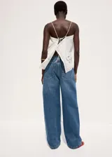 Jeans de tiro medio con diseño de pernera ancha y holgada, de corte recto y clásico tono azul denim.