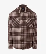 Camisa tipo overshirt de corte oversized, confeccionada en tejido de poliéster con textura. Presenta un estampado de cuadros en tonos marrones y beige, cuello clásico, cierre frontal con botones y bolsillo aplicado en el pecho.