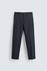 Pantalón de traje regular fit negro, confeccionado en tejido técnico transpirable Non Iron, con bolsillos frontales, bolsillos traseros de vivo y cierre frontal con cremallera y botón.