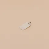 Dije medalla rectangular de plata 925 lisa con bordes redondeados y aro superior para colgar.