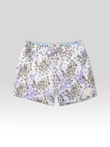 Short de baño blanco con estampado floral en tonos lila y marrón. Cuenta con cintura elástica, cordón ajustable, protección UV50, dos bolsillos laterales, un bolsillo trasero con cierre y suspensor de malla fina hipoalergénica.