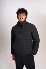 Campera acolchada negra con cierre frontal, cuello alto y diseño de costuras horizontales. Presenta un ajuste entallado y tejido exterior resistente al agua.