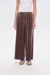Pantalón ancho de tiro alto, confeccionado en tejido de poliéster color marrón topo, con cordón ajustable en la cintura.