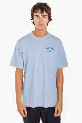 Remera celeste de manga corta y cuello redondo, con pequeño estampado tipográfico de la marca en el pecho.