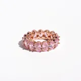 Anillo de acero con acabado en oro rosa, con cristales ovalados rosas engarzados en todo el contorno.