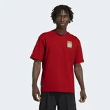 Remera Adidas de corte holgado en color rojo, confeccionada en algodón. Presenta un parche gráfico en el pecho con el logo de la marca y un balón de fútbol, además de un detalle de etiqueta en el ruedo inferior.