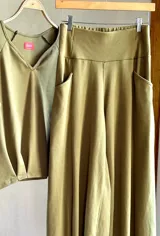 Conjunto de dos piezas compuesto por un crop top con escote en V y un pantalón de tiro alto con corte amplio tipo balloon y bolsillos laterales, confeccionado en tejido de algodón acanalado.