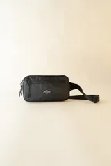 Riñonera negra con correa ajustable y logo estampado al frente.