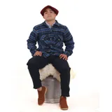 Camisa de manga larga con estampado de tartán en tonos azul marino, rojo y blanco. Confeccionada en 100% lana, con cuello abotonado y puños con botón. Corte clásico.