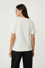 Remera de algodón, manga corta y cuello redondo, con estampado frontal en colores vibrantes.