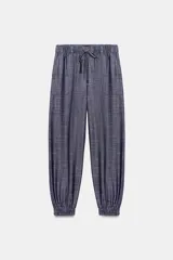 Pantalón jogger de tiro bajo color azul marino con efecto melange, cintura elástica con cordón de ajuste, bolsillos delanteros y puños elásticos en los tobillos.