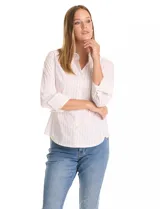 Camisa de corte entallado con estampado de rayas verticales en tonos beige y blanco, cuello clásico, cierre frontal con botones y mangas largas con puños doblados.