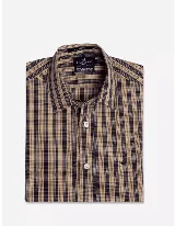 Camisa de manga corta Brooksfield con corte slim fit, confeccionada en tejido de algodón con spandex. Presenta un diseño a cuadros en tonos beige y azul marino, cierre frontal con botones y logo de la marca bordado en el pecho.