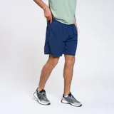 Short de baño Umbro color azul marino, confeccionado en nylon con acabado ligeramente arrugado. Presenta cintura elástica con cordón interno y logo de la marca bordado en el ruedo.