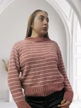 Sweater rosado a rayas horizontales blancas, de tejido de punto suave.