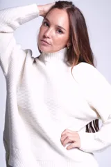 Sweater tejido de punto color beige, con cuello alto y trama lineal.