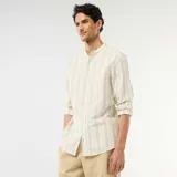 Camisa de manga larga con cuello mao, cierre frontal de botones y diseño a rayas verticales en tonos verde, beige y amarillo.