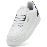 Championes urbanos Puma modelo Shuffle Downtown, de diseño clásico con base blanca y detalle en azul marino en el talón. Presenta el logo de la marca en dorado en el lateral y la lengüeta, con suela de goma blanca y cordones al tono.