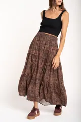 Top negro de viscosa con textura acanalada, corte ajustado y breteles anchos.