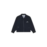 Campera Eme Studios Chulo G Navy Reverse Coat color azul marino, con cuello mao, cierre frontal de cremallera y bolsillos frontales con solapa y botón. Cuenta con el logotipo bordado en el pecho.
