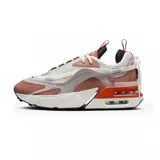 Championes Nike Air Max Furyosa con diseño técnico y vanguardista. Presentan una combinación de malla transpirable y paneles superpuestos en tonos gris, negro y blanco. Destacan por su sistema de doble unidad Air Max visible en la entresuela, cordones decorativos y una estructura robusta con suela de goma dentada.