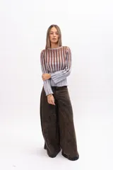 Buzo de tejido de punto con diseño de rayas verticales en tonos marrón y gris claro, de corte crop, cuello redondo y mangas largas con puños acampanados.