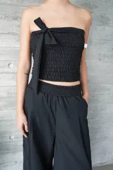 Top bandeau color verde agua con frunces elásticos.