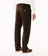 Pantalón baggy masculino de corderoy marrón con textura acanalada, corte holgado, cintura con presillas, cierre frontal y bolsillos funcionales.