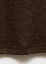 Camiseta entallada de manga larga color marrón, con escote en V y ribete en contraste de color blanco.