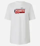 Remera blanca de algodón con estampa gráfica en la espalda inspirada en un club de jazz, con personajes de Peanuts (Snoopy, Lucy, Linus y Woodstock) y el texto "THE PEANUTS LOUNGE JAZZ AND UPPER LIVE CLUB MUSIC".